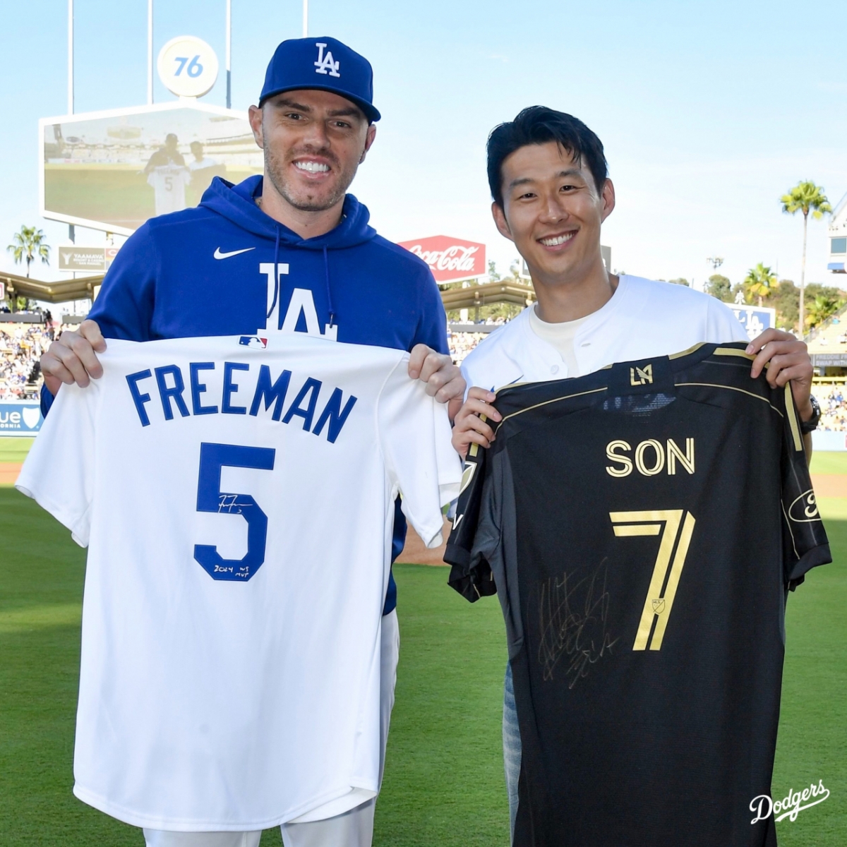 프레디 프리먼(왼쪽)과 유니폼을 교환한 손흥민(오른쪽). /사진=LA 다저스 공식 SNS