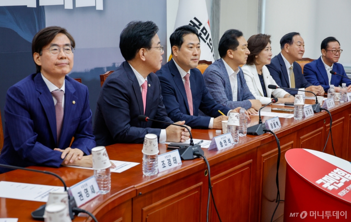 (서울=뉴스1) 안은나 기자 = 장동혁 국민의힘 대표와 송언석 원내대표가 28일 오전 서울 여의도 국회에서 중진의원들과 회의를 하고 있다. 왼쪽부터 조경태 의원, 송 원내대표, 장 대표, 김기현, 나경원, 한기호, 이종배 의원. 2025.8.28/뉴스1  Copyright © 뉴스1. All rights reserved. 무단 전재 및 재배포,  AI학습 이용 금지. /사진=(서울=뉴스1) 안은나 기자