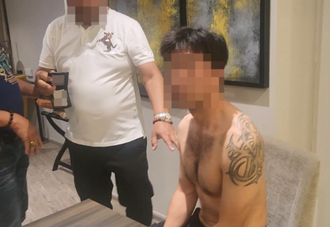 경찰이 5월 국제 해킹조직 총책 중국인 국적 A씨를 붙잡은 모습./사진제공=서울경찰청 사이버수사대.