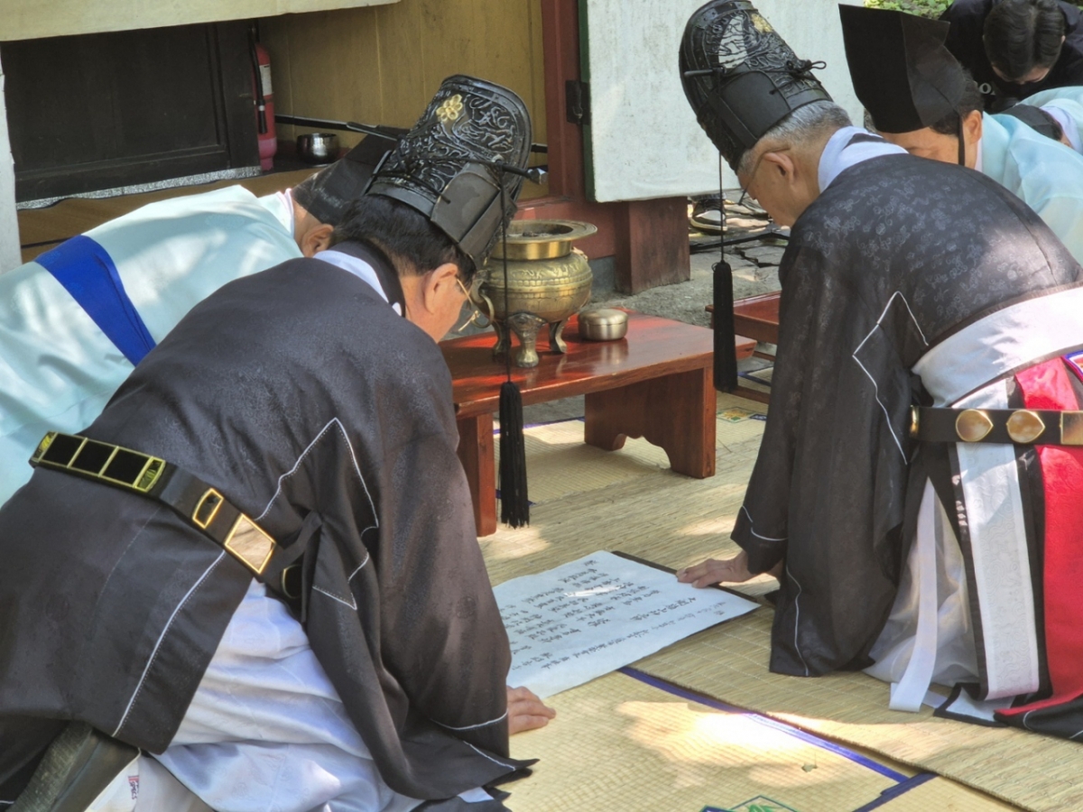 지난 23일 오전 강릉시 인근지역인 평창군 대관령면 국사성황사에서 극심한 가뭄을 겪고 있는 강원 강릉의 단비를 기원하는 기우제가 열렸다. /사진=뉴스1