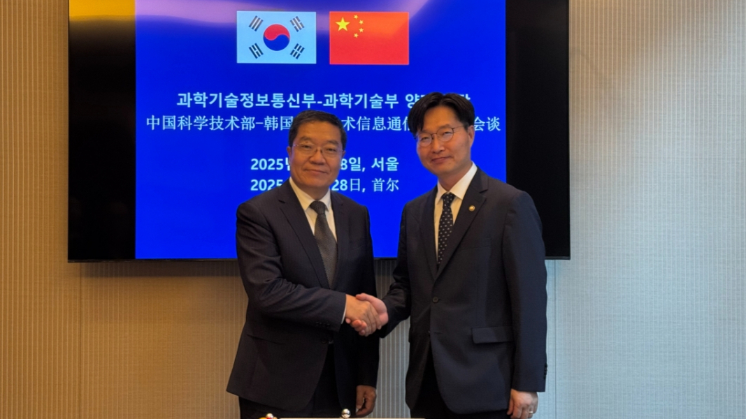 구혁채 과기정통부 1차관(오른쪽), 진 자창 중국 과학기술부 부부장 (왼쪽) /사진=과학기술정보통신부