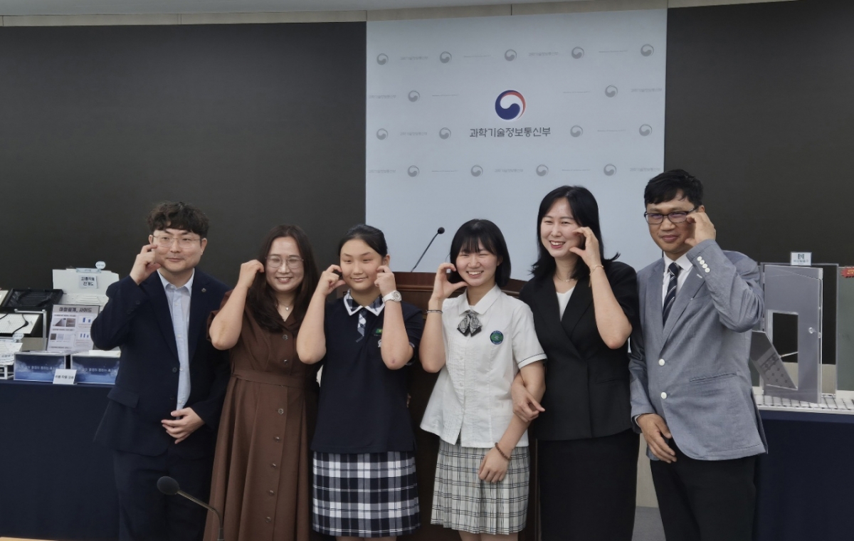 대통령상을 수상한 이정민 인천과고 3학년 학생과 국무총리상을 수상한 엄주연 대전어은중 1학년 학생이 가족과 함께 세종정부청사 브리핑장에서 기념사진을 촬영하고 있다. /사진=과학기술정보통신부/사진=박건희 기자