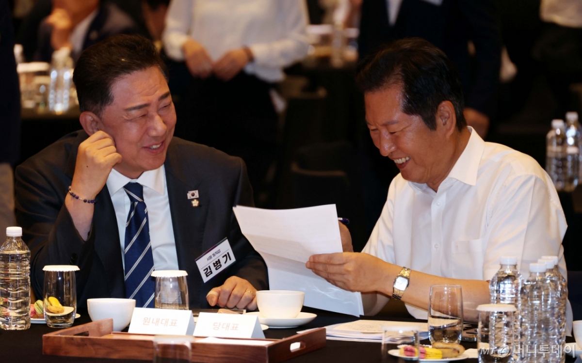 정청래 더불어민주당 대표와 김병기 원내대표가 28일 인천 중구 파라다이스시티 컨벤션센터 그랜드볼룸에서 열린 2025년 정기국회 대비 민주당 국회의원 워크숍에서 대화를 하고 있다. /사진=뉴시스
