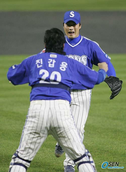 삼성 오승환(위쪽)이 2005년 한국시리즈 4차전을 마무리한 후 포수 진갑용과 기쁨을 나누고 있다.