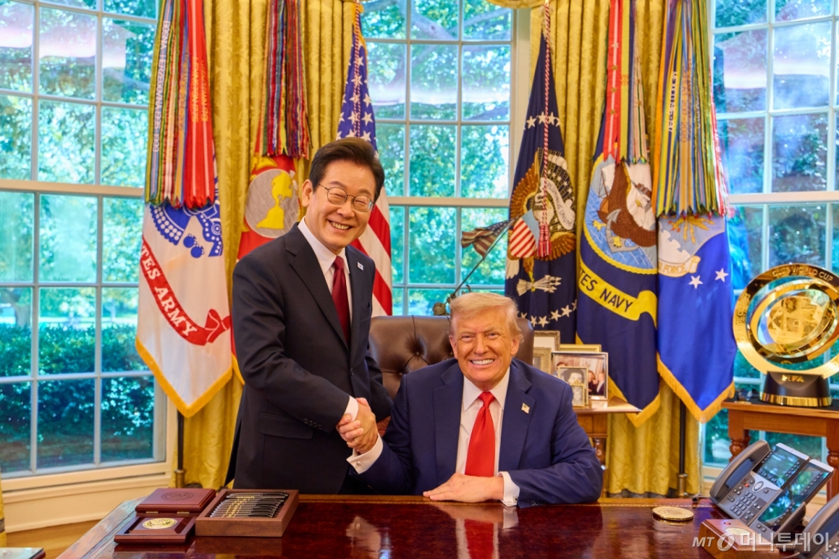 (서울=뉴스1) 이재명 기자 = 이재명 대통령이 25일(현지시간) 미국 워싱턴 DC  백악관에서 열린 한미 정상회담을 마친 후 도널드 트럼프 미국 대통령과 악수하고 있다. (이재명 대통령 SNS. 재판매 및 DB 금지) 2025.8.28/뉴스1  Copyright © 뉴스1. All rights reserved. 무단 전재 및 재배포,  AI학습 이용 금지. /사진=(서울=뉴스1) 이재명 기자