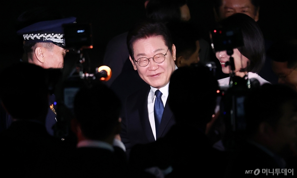 (성남=뉴스1) 김성진 기자 = '3박 6일' 일본·미국 순방 일정을 마친 이재명 대통령이 28일 새벽 경기도 성남 서울공항을 통해 귀국하고 있다. 2025.8.28/뉴스1 Copyright © 뉴스1. All rights reserved. 무단 전재 및 재배포, AI학습 이용 금지. /사진=(성남=뉴스1) 김성진 기자