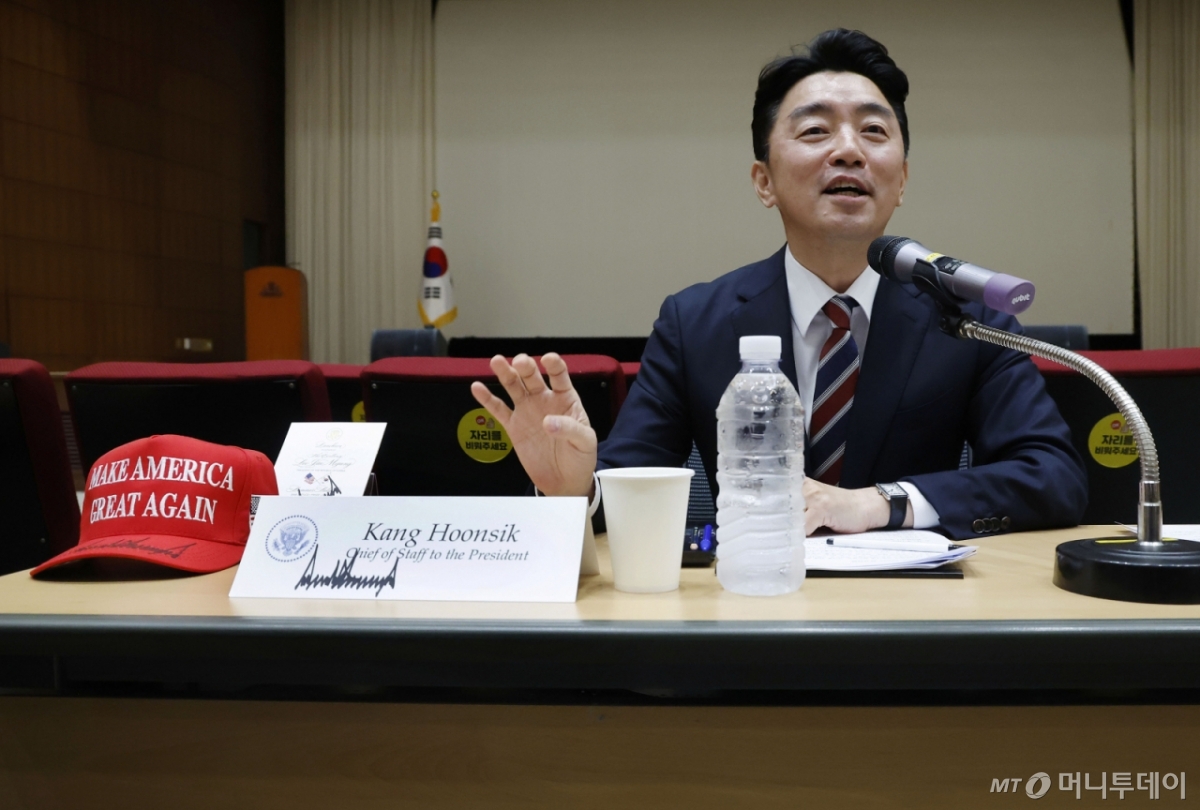 [서울=뉴시스] 최동준 기자 = 강훈식 비서실장이 28일 서울 용산 대통령실 청사에서 한미 정상회담 관련 기자간담회를 하며 트럼프 대통령에게 선물 받은 모자와 사인에 대해 설명하고 있다. 2025.08.28. photocdj@newsis.com /사진=최동준