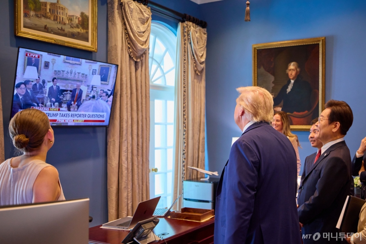 [서울=뉴시스] 최동준 기자 = 대통령실은 지난 25일(현지 시간) 이재명 대통령과 도널드 트럼프 미국 대통령이 미국 워싱턴DC 백악관에서 함께 뉴스 시청을 하는 모습을 28일 SNS에 공개했다. (사진=이재명 대통령 SNS) 2025.08.28. photo@newsis.com *재판매 및 DB 금지 /사진=