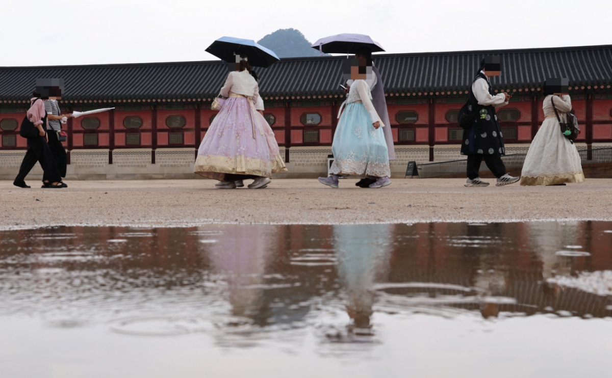 곳에 따라 소나기가 내린 지난 25일 서울 종로구 경복궁을 찾은 관광객들이 우산을 쓰고 걷고 있다. /사진=뉴스1