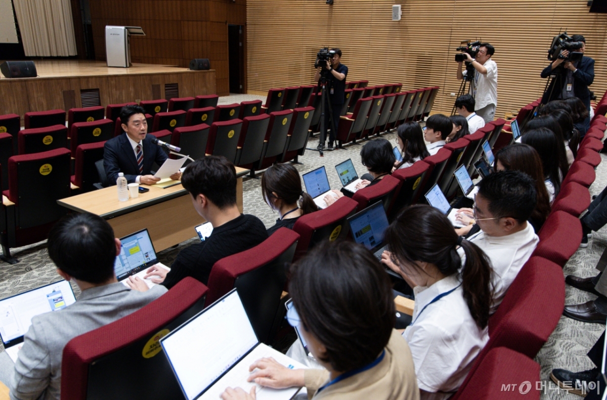 (서울=뉴스1) 이재명 기자 = 강훈식 대통령 비서실장이 28일 서울 용산 대통령실 청사에서 열린 기자간담회에서 발언을 하고 있다. 2025.8.28/뉴스1  Copyright © 뉴스1. All rights reserved. 무단 전재 및 재배포,  AI학습 이용 금지. /사진=(서울=뉴스1) 이재명 기자