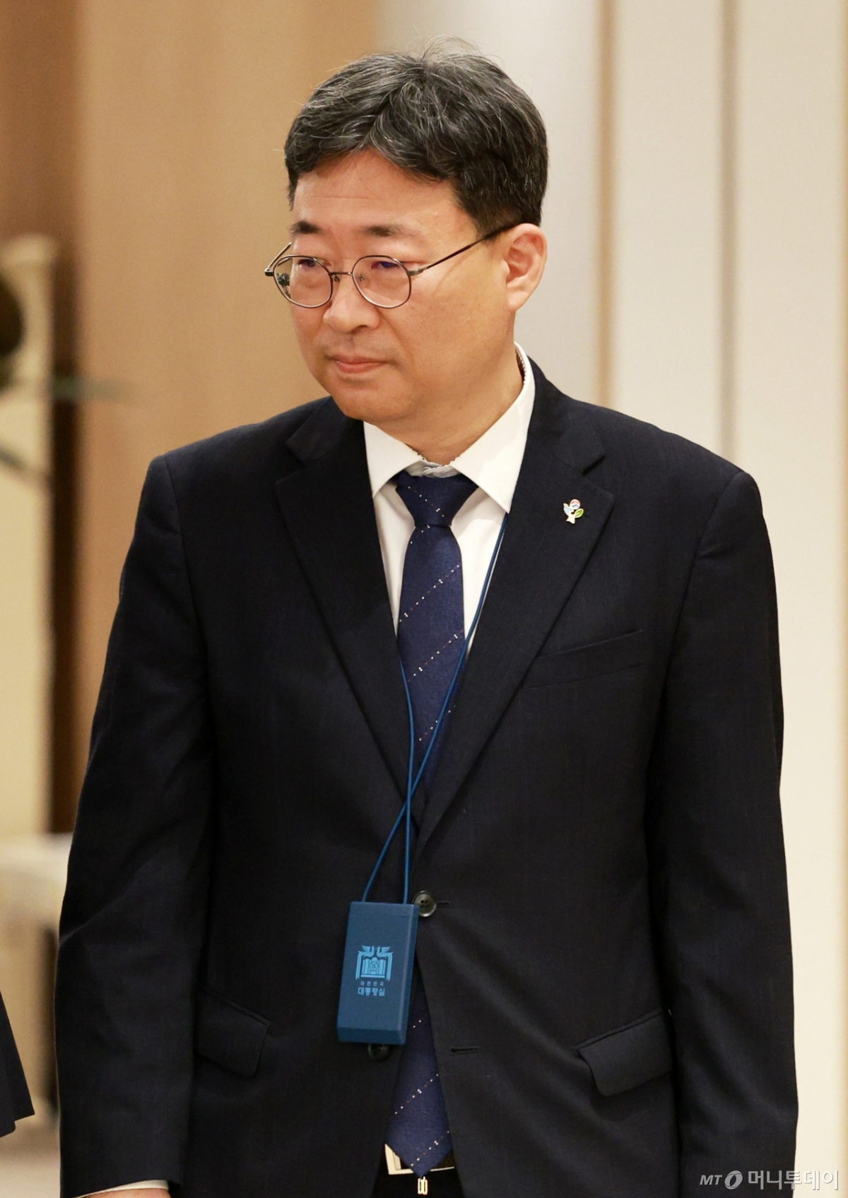 [서울=뉴시스] 고범준 기자 = 하준경 경제성장수석이 9일 서울 용산구 대통령실 청사에서 열린 2차 비상경제점검 태스크포스(TF)회의에 입장하고 있다. 2025.06.09. bjko@newsis.com /사진=고범준