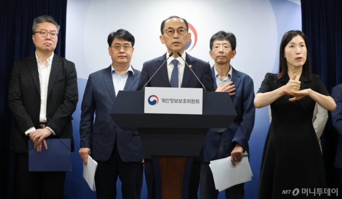 (서울=뉴스1) 임세영 기자 = 고학수 개인정보보호위원회 위원장이 28일 서울 종로구 정부서울청사에서 브리핑을 갖고 대규모 고객 유심(USIM) 정보 유출 사고가 발생한 SK텔레콤(SKT)에 대한 제재안을 발표하고 있다. SK텔레콤(SKT)은 과징금 1347억 9100만 원과 과태료 960만 원을 부과받았다. 해당 과징금은 개인정보위가 부과한 역대 최대 액수다. 2025.8.28/뉴스1 Copyright (C) 뉴스1. All rights reserved. 무단 전재 및 재배포, AI학습 이용 금지. /사진=(서울=뉴스1) 임세영 기자