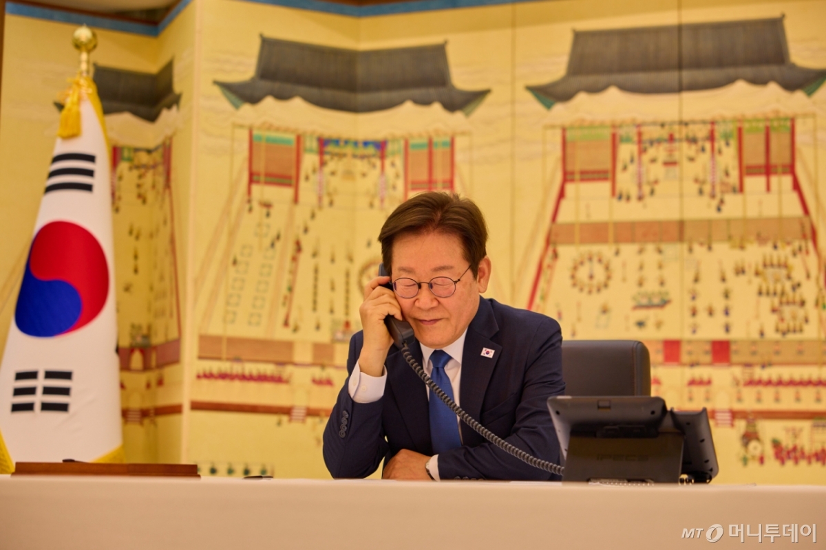 이재명 대통령이 28일 서울 한남동 관저에서 사디르 자파로프 키르기스스탄 대통령과 통화를 하고 있다. / 사진=대통령실