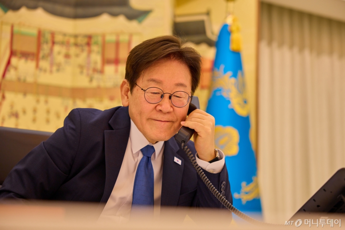 이재명 대통령이 28일 서울 한남동 관저에서 에모말리 라흐몬 타지키스탄 대통령과 통화를 하고 있다. / 사진=대통령실