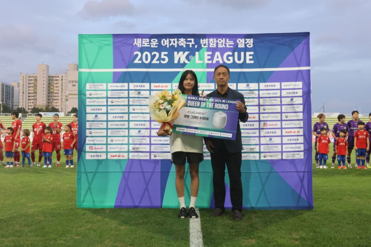 WK리그 20라운드 최우수선수로 선정된 오연희(왼쪽). 오른쪽은 이호승 여자축구연맹 전무이사. /사진=한국여자축구연맹 제공
