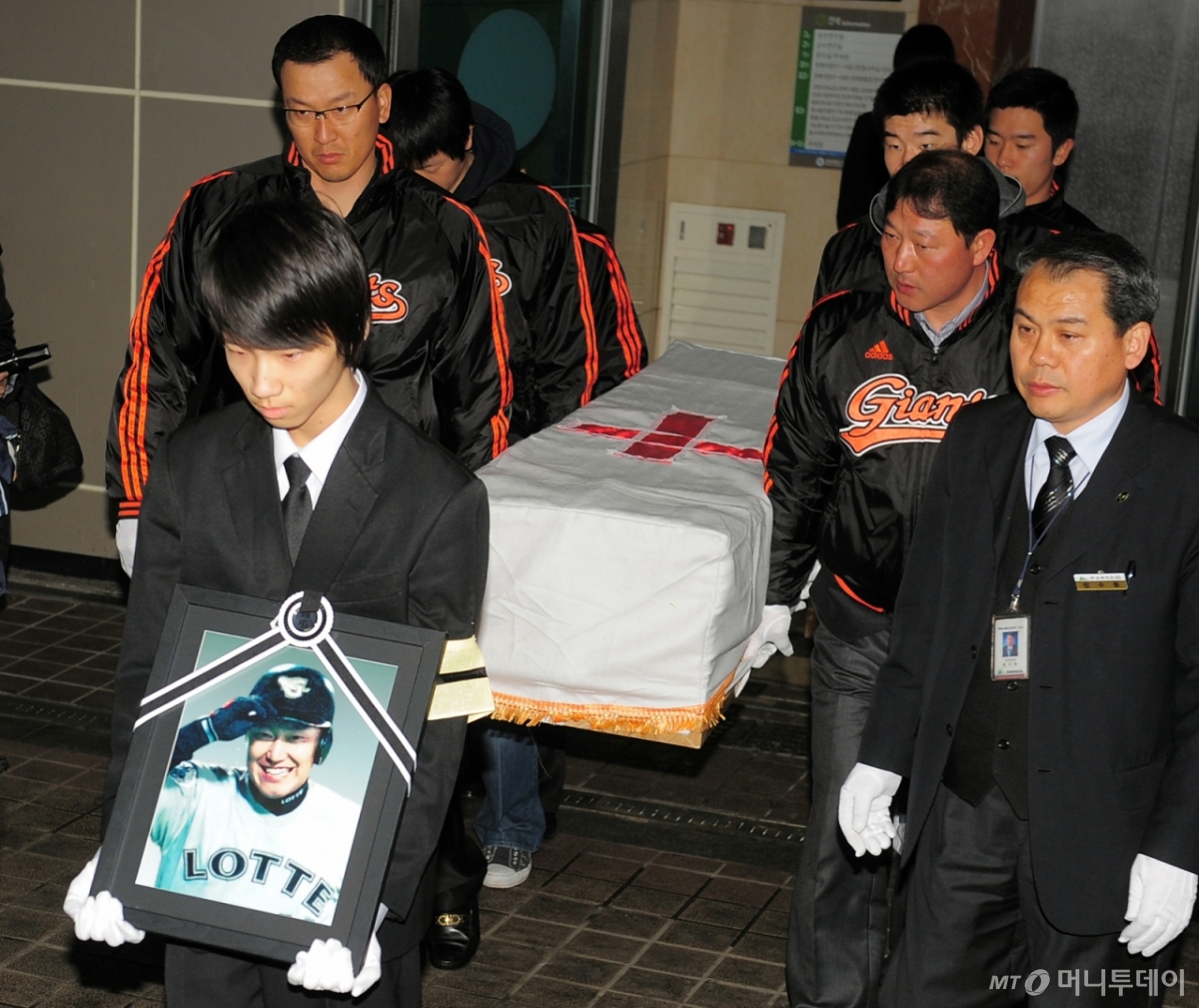 故 임수혁의 발인식이 9일 오전 서울 강동구 상일동 경희대학교 동서신의학병원 장례식장에서 유가족, 친지 및 지인 등이 참석한 가운데 엄숙하게 치러졌다,<BR>  지난 2000년 4월 18일 잠실구장에서 LG 트윈스와 경기 도중 2루타를 치고 1루에서 2루로 뛰던 중 갑자기 의식불명을 일으키며 쓰러져 10년간 병상에 누워있던 임수혁(전 롯데 자이언츠)은 지난 7일 새벽 병세가 악화돼 급히 강동 성심병원으로 급히 옮겨 졌지만 아침 8시 끝내 의식을
회복하지
못하고 41세의 나이로 세상을 떠났다.<BR>  한편 임수혁의 장례는 성남 화장장에서 고인의 시신을 화장한뒤 경기도 하남시 가족납골당에서 안치돼 영면을 취하게 된다.<BR>/지형준 기자jpnews@osen.co.kr /사진=지형준
