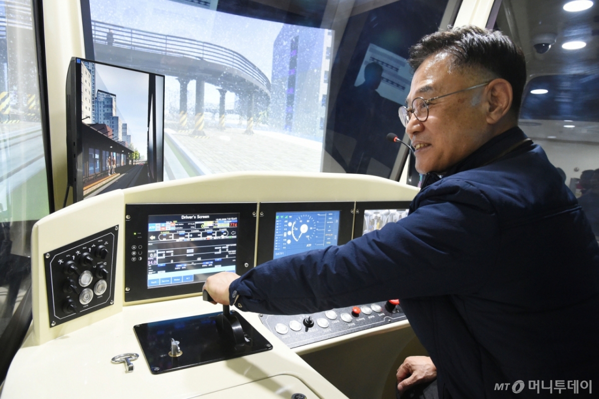 (서울=뉴스1) = 이종국 에스알 대표이사가 12일 경기에 위치한 SRT 동탄역에서 열린 노면전차(트램) 운전전문 인력을 양성하는 운전교육센터 개소식에서 교육 장비를 실습해보고 있다.  에스알은 국토교통부가 지정한 국내 유일 노면전차 운전면허 교육훈련기관이다. (에스알 제공. 재판매 및 DB 금지) 2025.2.12/뉴스1  Copyright © 뉴스1. All rights reserved. 무단 전재 및 재배포,  AI학습 이용 금지. /사진=(서울=뉴스1)