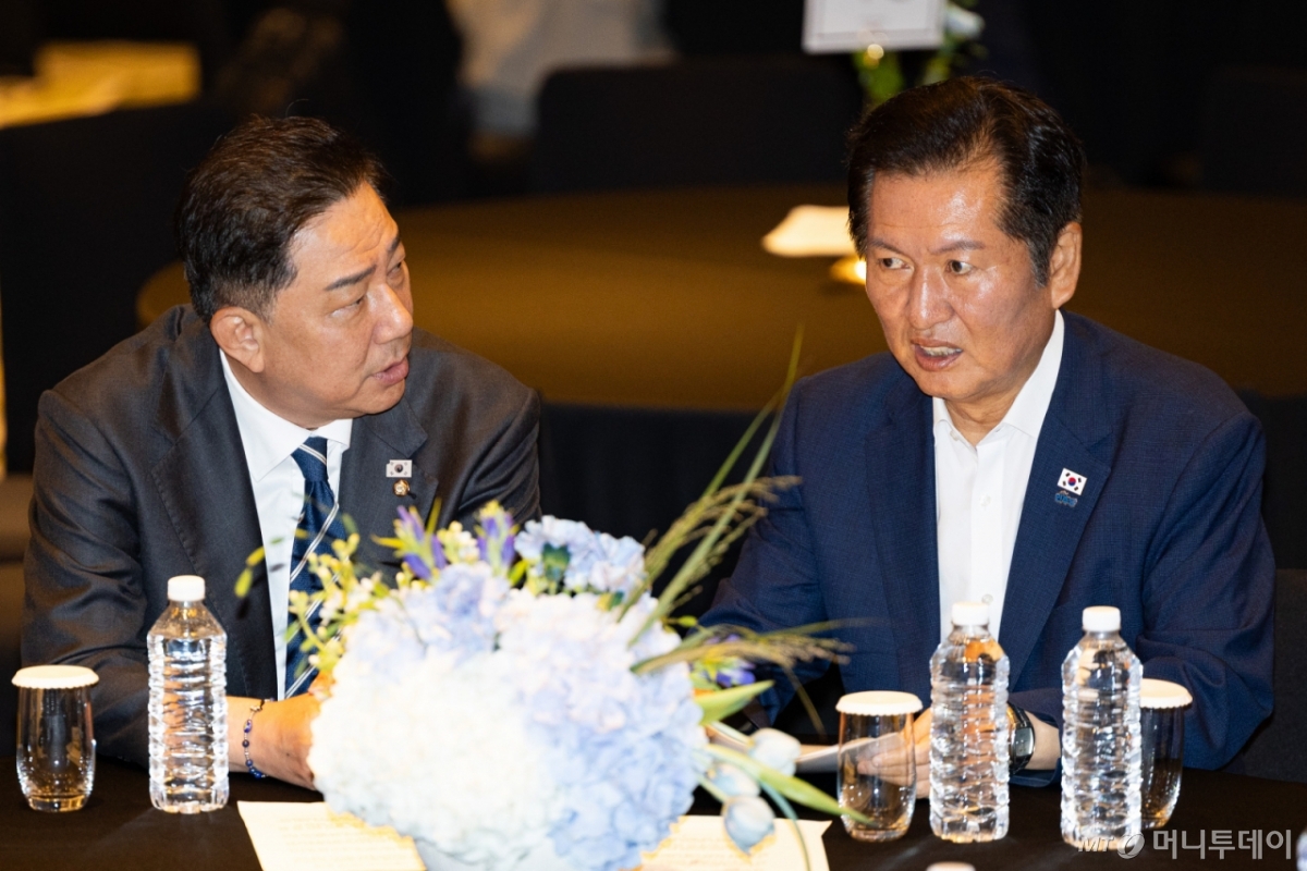 (인천=뉴스1) 유승관 기자 = 정청래 더불어민주당 대표와 김병기 원내대표가 29일 인천 중구 파라다이스시티 컨벤션센터에서 열린 2025 정기국회 더불어민주당 국회의원 워크숍에서 대화하고 있다. 2025.8.29/뉴스1 Copyright © 뉴스1. All rights reserved. 무단 전재 및 재배포, AI학습 이용 금지. /사진=(인천=뉴스1) 유승관 기자