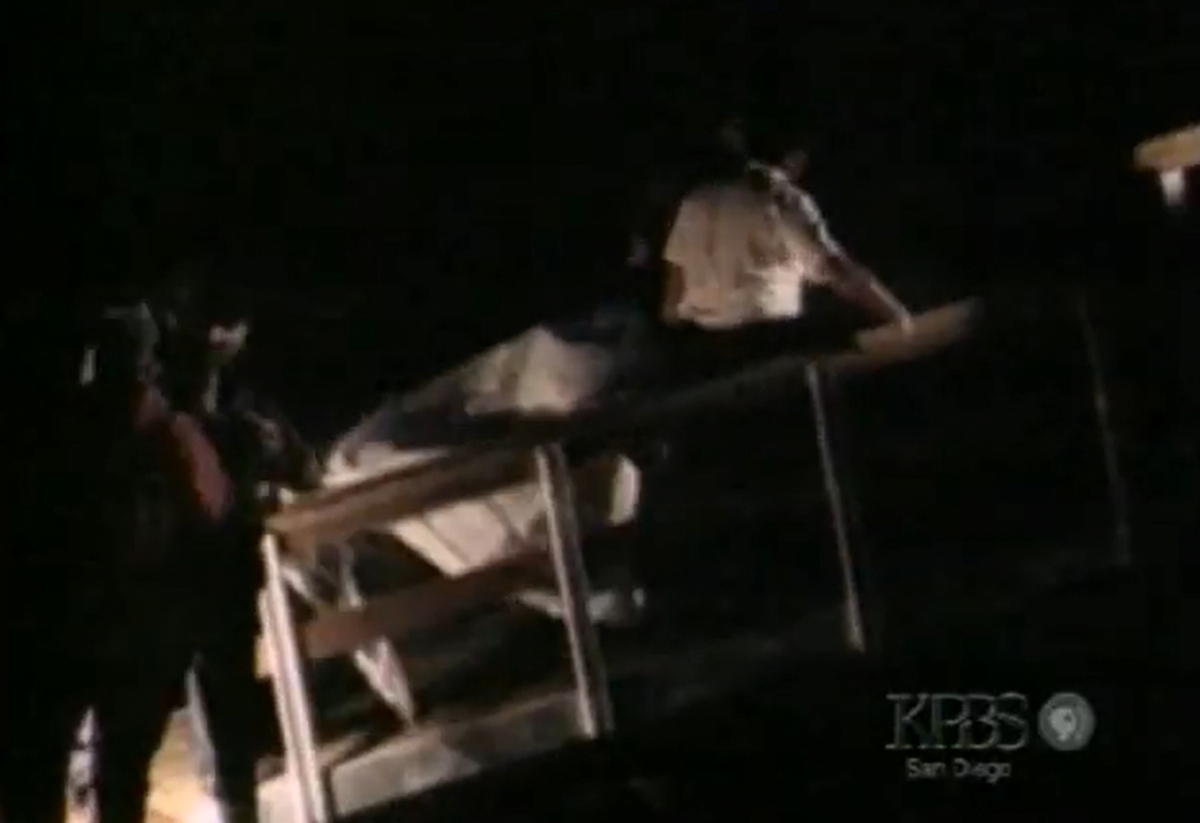 미국 TV프로그램 노바(NOVA)가 '스위스 111편 화재추락 사고'에 대해 다룬 다큐멘터리 자료화면. 사진은 시신을 수습하는 모습./사진=노바(NOVA)