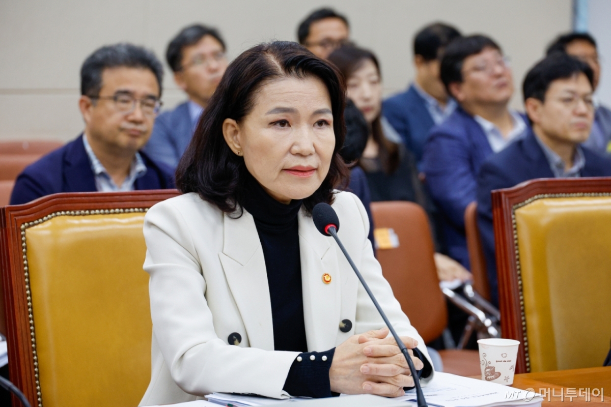 (서울=뉴스1) 안은나 기자 = 이진숙 방송통신위원장이 26일 서울 여의도 국회에서 열린 과학기술정보방송통신위원회 제428회국회(임시회) 제2차 전체회의에 출석해 의원 질의에 답하고 있다. 2025.8.26/뉴스1 Copyright © 뉴스1. All rights reserved. 무단 전재 및 재배포, AI학습 이용 금지. /사진=(서울=뉴스1) 안은나 기자