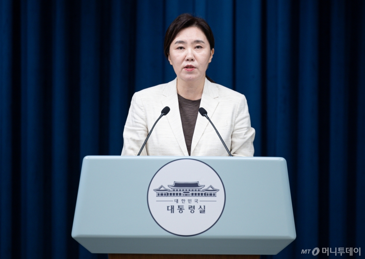 (서울=뉴스1) 이재명 기자 = 강유정 대통령실 대변인이 29일 서울 용산 대통령실 청사에서 국무회의 관련 브리핑을 하고 있다. 2025.8.29/뉴스1 Copyright © 뉴스1. All rights reserved. 무단 전재 및 재배포, AI학습 이용 금지. /사진=(서울=뉴스1) 이재명 기자