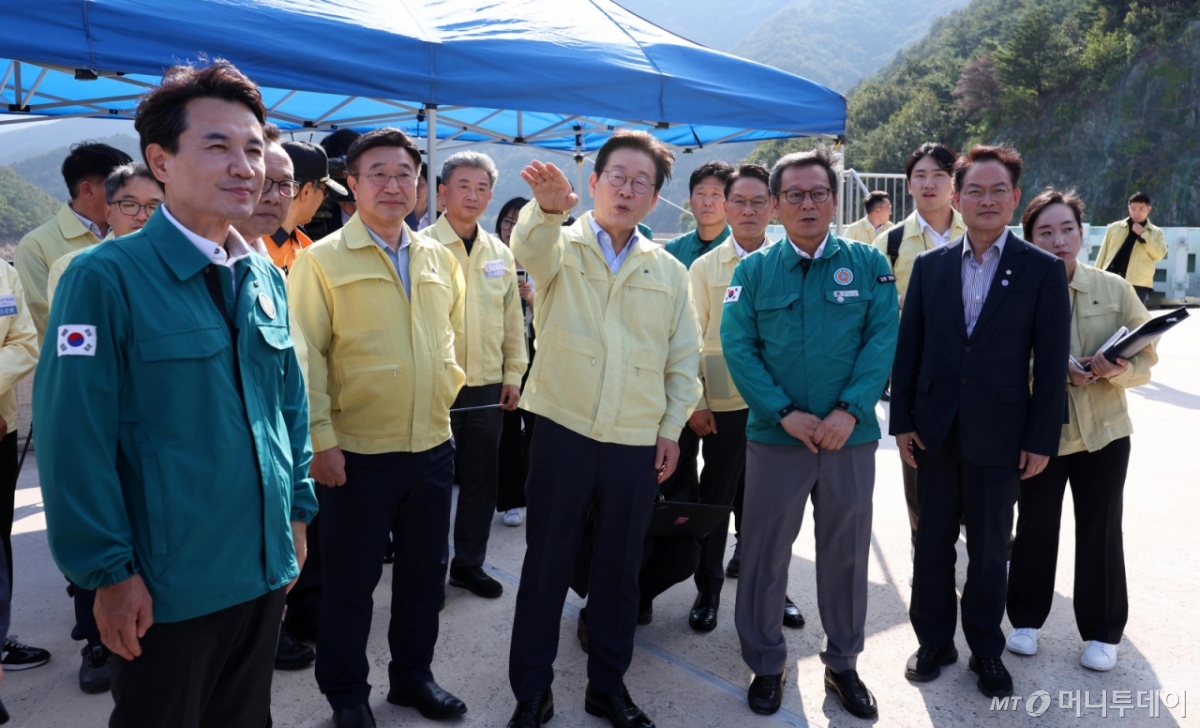 [강릉=뉴시스] 고범준 기자 = 이재명 대통령이 30일 강원 강릉시 성산면 오봉저수지를 방문해 가뭄 피해 상황 등을 점검하고 있다. 2025.08.30. bjko@newsis.com /사진=고범준