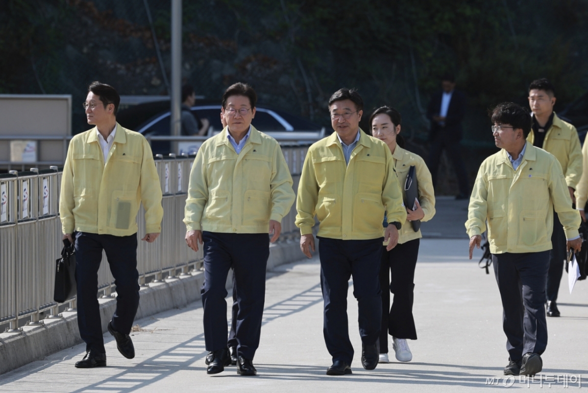 [강릉=뉴시스] 고범준 기자 = 이재명 대통령이 30일 강원 강릉시 성산면 오봉저수지를 방문해 가뭄 피해 상황 등을 점검을 위해 이동하고 있다. 2025.08.30. bjko@newsis.com /사진=고범준