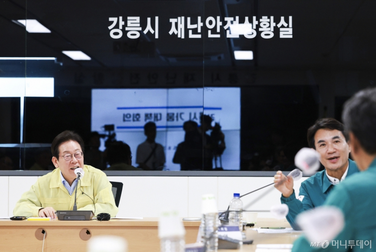 [강릉=뉴시스] 고범준 기자 = 이재명 대통령이 30일 강원 강릉시청 재난안전상황실에서 가뭄 대책 회의를 주재하고 있다. 2025.08.30. bjko@newsis.com /사진=고범준