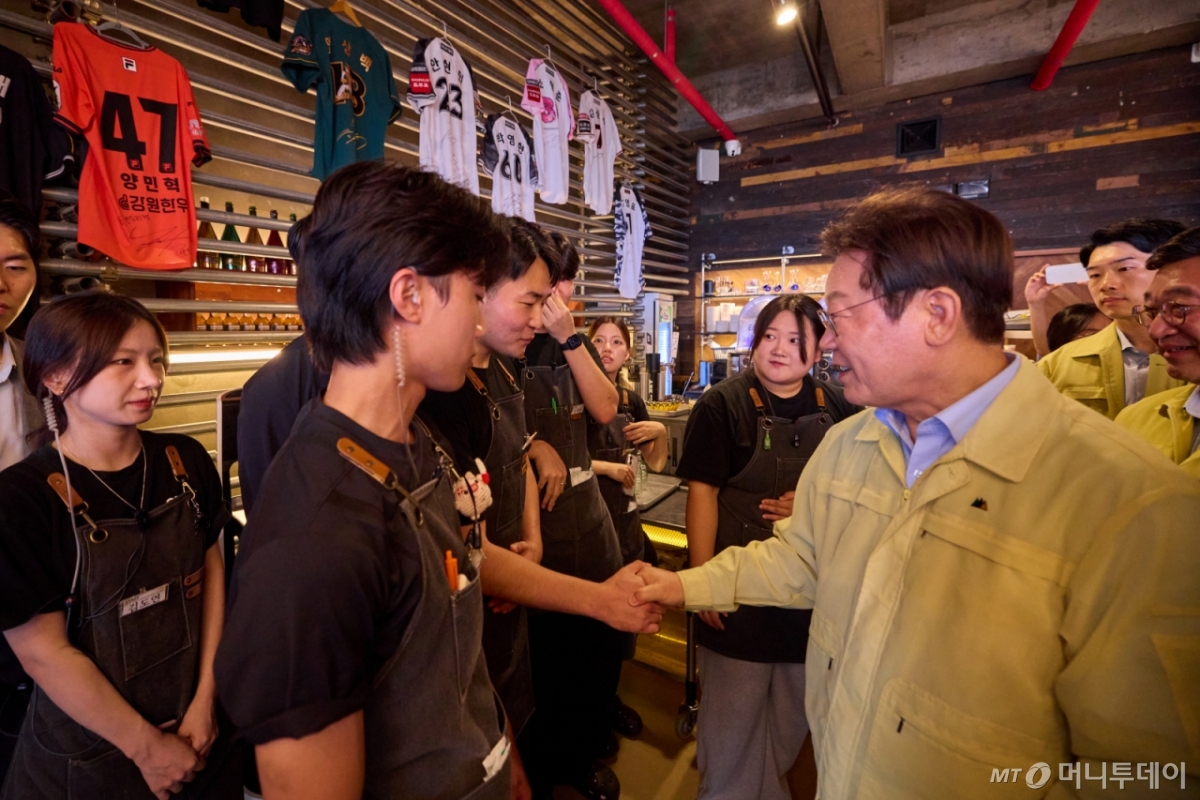 (서울=뉴스1) 이재명 기자 = 이재명 대통령이 30일 강원 강릉시 경포대 인근 음식점을 찾아 가뭄으로 인한 피해 상황을 청취하고 있다. (대통령실 제공. 재판매 및 DB 금지) 2025.8.30/뉴스1 Copyright © 뉴스1. All rights reserved. 무단 전재 및 재배포, AI학습 이용 금지. /사진=(서울=뉴스1) 이재명 기자