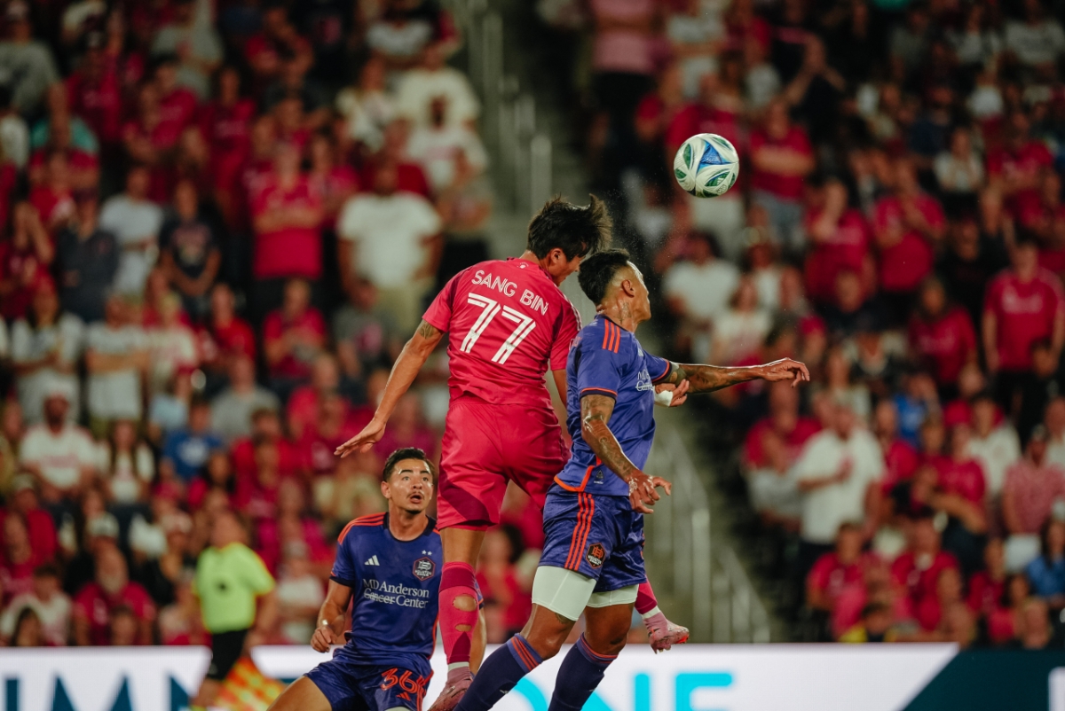 세인트루이스 시티 SC 정상빈이 31일(한국시간) 미국 세인트루이스의 에너자이저 파크에서 열린 미국 프로축구 메이저리그사커(MLS) 휴스턴 다이너모 FC전에서 공중볼 경합을 펼치고 있다. /사진=세인트루이스 시티 SNS 캡처