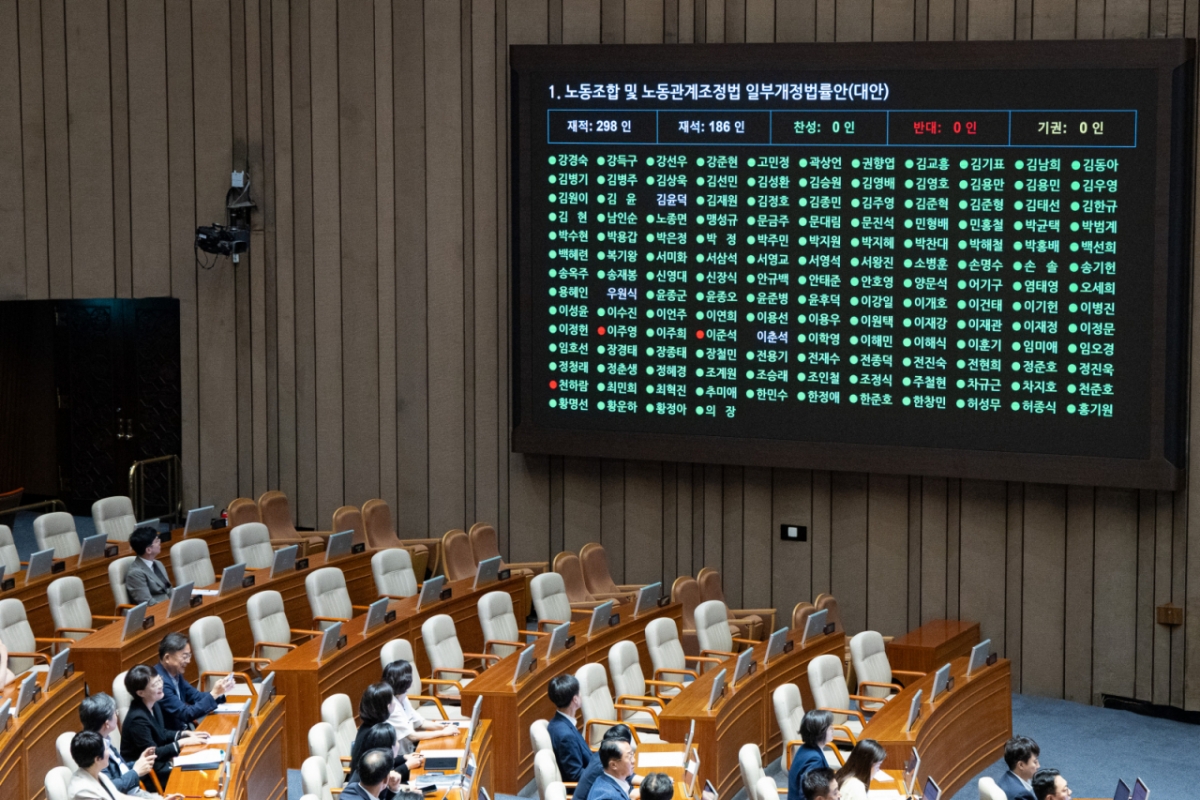 지난 24일 서울 여의도 국회에서 열린 제428회 국회(임시회) 제2차 본회의에서 '노란봉투법(노동조합법 일부개정안)'의 개표결과가 전광판으로 공개되고 있다./사진=뉴스1