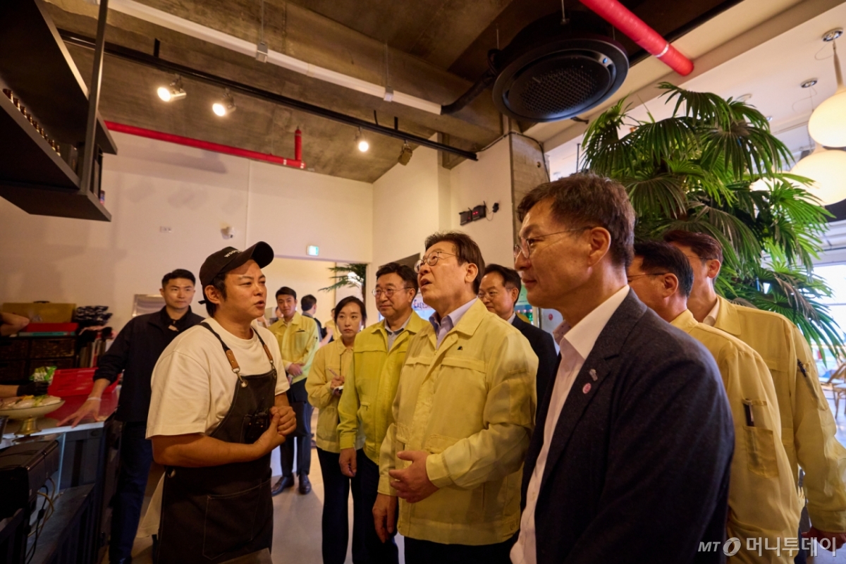(서울=뉴스1) 이재명 기자 = 이재명 대통령이 30일 강원 강릉시 경포대 인근 음식점을 찾아 가뭄으로 인한 피해 상황을 청취하고 있다. (대통령실 제공. 재판매 및 DB 금지) 2025.8.30/뉴스1  Copyright © 뉴스1. All rights reserved. 무단 전재 및 재배포,  AI학습 이용 금지. /사진=(서울=뉴스1) 이재명 기자