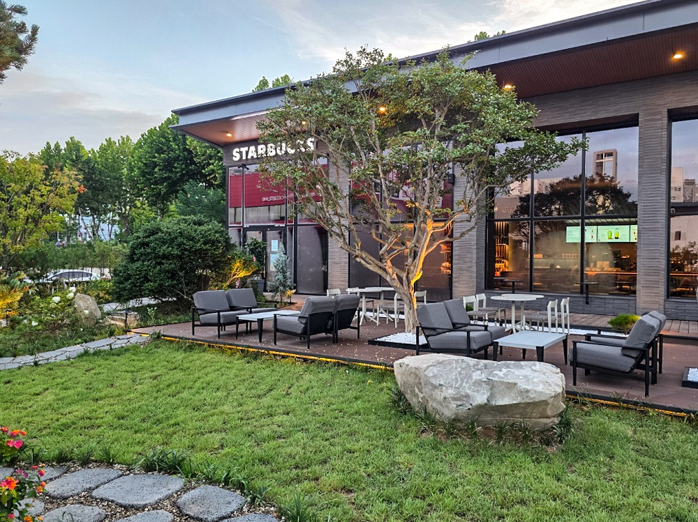 스타벅스 익산부송점 야외 정원/사진=스타벅스 코리아