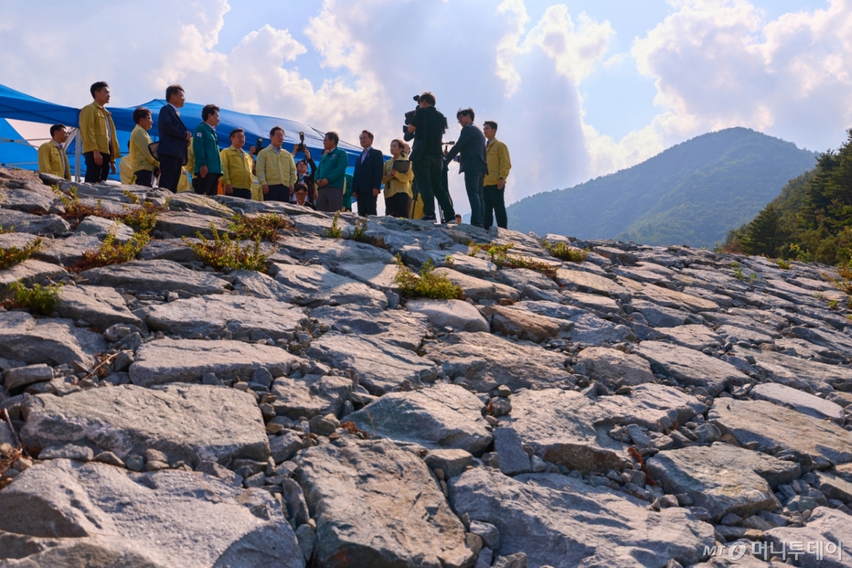 (서울=뉴스1) 허경 기자 = 이재명 대통령이 지난 30일 강원 강릉시 성산면 오봉저수지를 방문해 가뭄 피해 상황 등을 점검하고 있다. (이재명 대통령 SNS. 재판매 및 DB 금지) 2025.8.31/뉴스1  Copyright © 뉴스1. All rights reserved. 무단 전재 및 재배포,  AI학습 이용 금지. /사진=(서울=뉴스1) 허경 기자