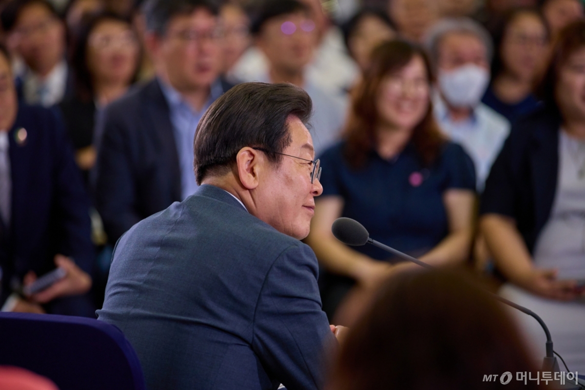 (서울=뉴스1) 이재명 기자 = 이재명 대통령이 4일 대전 유성구 대전컨벤션센터에서 열린 ‘충청에서 듣다, 충청 타운홀 미팅’에서 참석자들의 발언을 듣고 있다. (대통령실 제공. 재판매 및 DB 금지) 2025.7.4/뉴스1  Copyright © 뉴스1. All rights reserved. 무단 전재 및 재배포,  AI학습 이용 금지. /사진=(서울=뉴스1) 이재명 기자