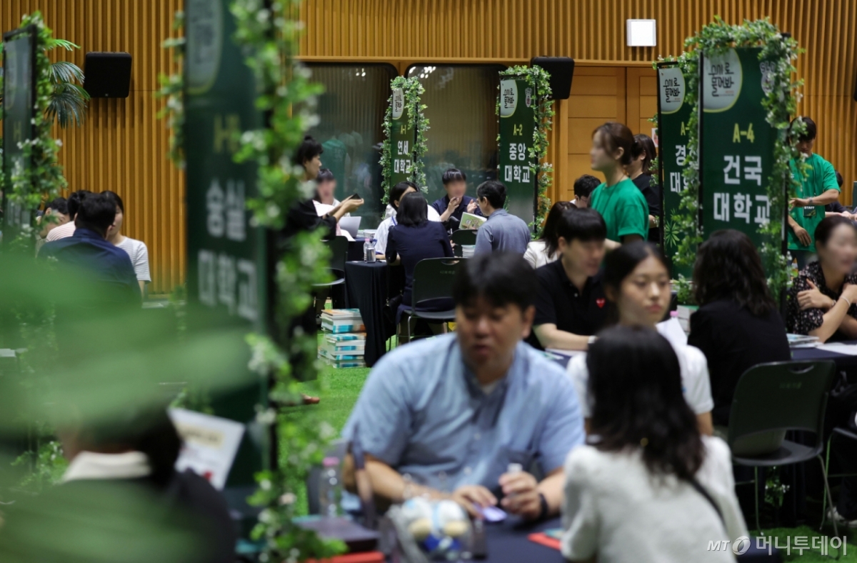  9일 서울 중구 서울시청에서 열린 2026 서울런 수시 입학 정보 박람회 및 설명회를 찾은 수험생들과 학부모들이 수시 입학 상담을 받고 있다.  이번 박람회는 수도권과 비수도권 4년제 대학 27곳이 참여했으며, 사전 신청한 수험생들은 최대 2개 대학을 선택해 각 대학 입학사정관과 20분간 1:1 맞춤형 상담을 진행했다. 2025.08.09. /사진=뉴시스