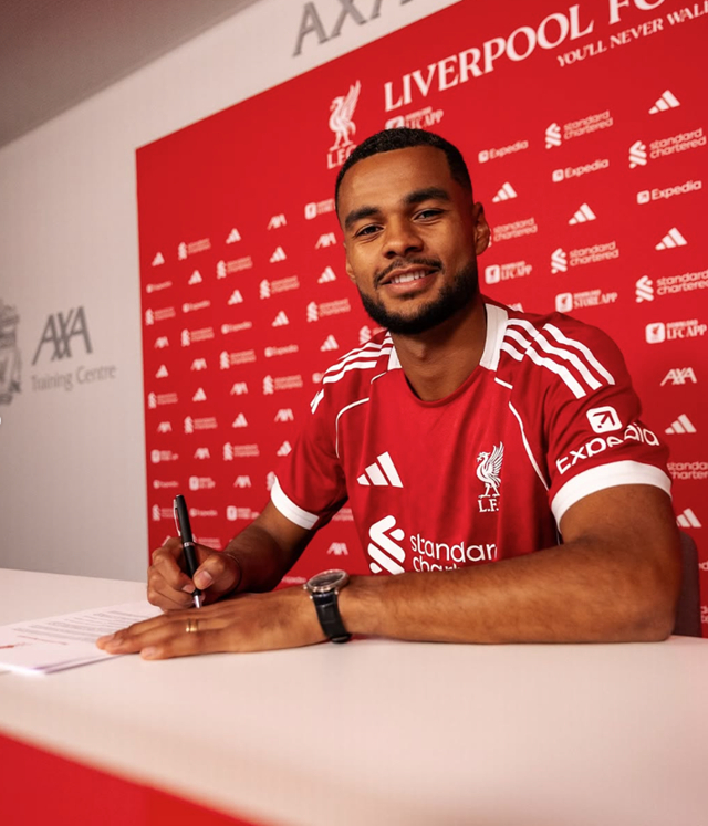 재계약에 사인하는 코디 학포. /사진=리버풀 SNS
