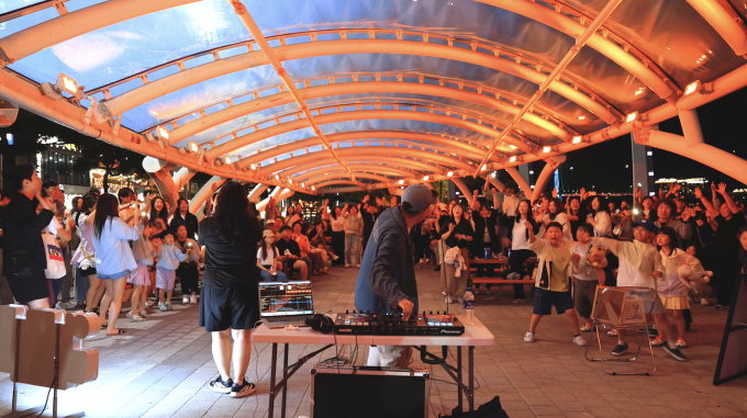 ▲지난 5월 24일 여수 빛광장 거리에서 열린 여수 낭만버스킹 무대 모습/사진제공=박종경