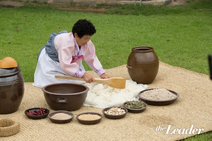 ▲▼ 한산소곡주를 빚고 있는 우희열 식품명인/사진제공=서천군
