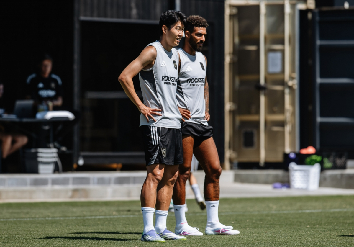 손흥민(왼쪽)이 LAFC 공식 훈련에 참가해 그라운드를 바라보고 있다. /사진=LAFC 공식 사회관계망서비스(SNS)