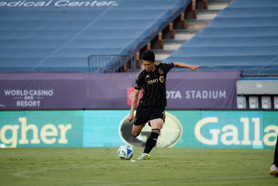 로스앤젤레스(LA)FC 손흥민이 미국 텍사스주 댈러스의 도요타 스타디움에서 열린 2025 미국 프로축구 메이저리그사커(MLS) FC댈러스 원정 경기에서 MLS 데뷔골이 된 프리킥을 차는 순간. /사진=LAFC 제공