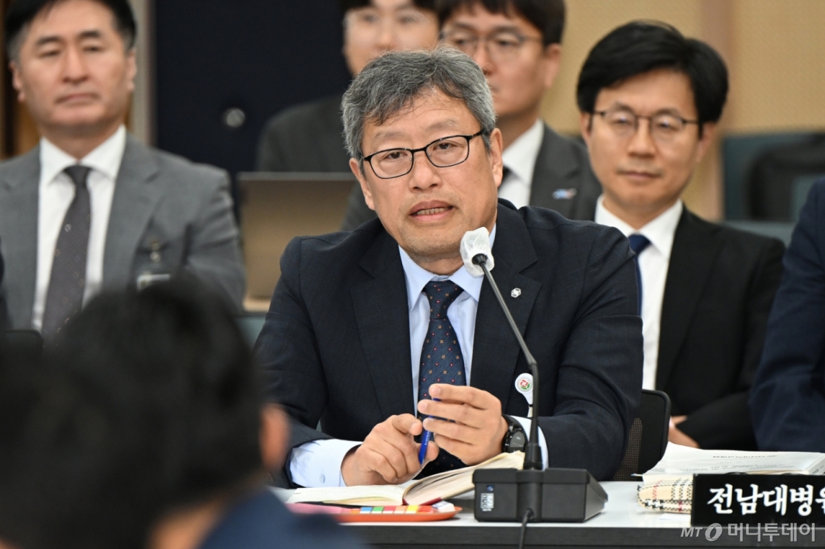 [광주=뉴시스] 박기웅 기자 = 정신 전남대병원장이 17일 광주 서구 광주시교육청에서 열린 교육위원회 국정감사에서 의원 질의에 답변하고 있다. 2024.10.17. pboxer@newsis.com /사진=