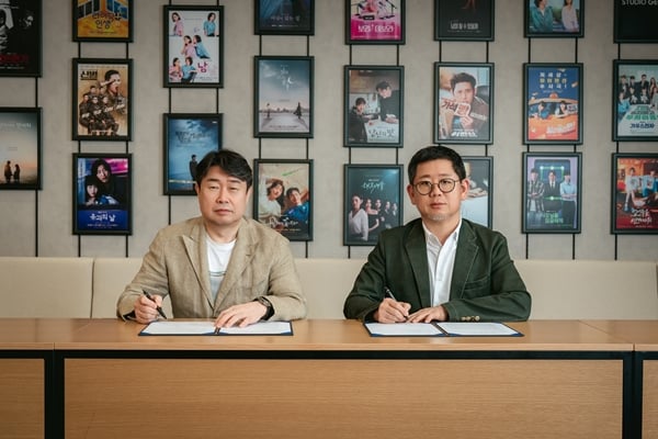 에이스토리 이상백 대표, kt 스튜디오지니 정근욱 대표(사진 오른쪽)/사진제공=kt 스튜디오지니
