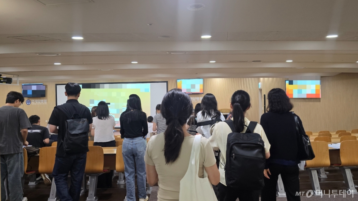 지난해 2월 집단사직한 전공의들이 복귀한 첫날인 1일 오후 서울 서대문구 연세대학교 신촌세브란스병원 지하 '서암강당'에서 전공의 오리엔테이션(OT)이 진행됐다. /사진=홍효진 기자