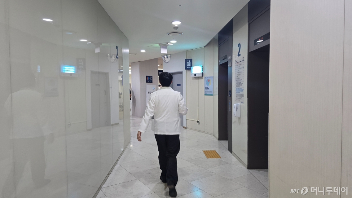 지난해 2월 집단사직한 전공의들이 복귀한 첫날인 1일 오후 서울 종로구 서울대학교병원에서 의료진이 걸어가는 모습. /사진=홍효진 기자