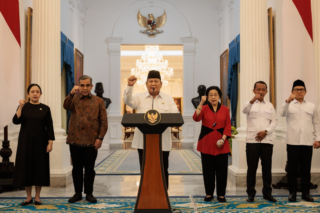 31일(현지시간) 프라보워 수비안토 인도네시아 대통령이 자카르타 대통령궁에서 정당 지도자들과 함께 기자회견을 열고 시위와 관련해 발언하고 있다. 프라보워 대통령은 시위 대응을 위해 중국 방문을 취소했다./AFPBBNews=뉴스1