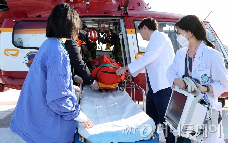 서울 강서구 이대서울병원에서 인근지역 외상 중증환자를 원내로 이송하는 상황을 가정해 열린 응급헬기환자 시뮬레이션에서 의료진과 강서소방서 구조팀 등이 훈련을 하고 있다./사진=(서울=뉴스1) 이동해 기자
