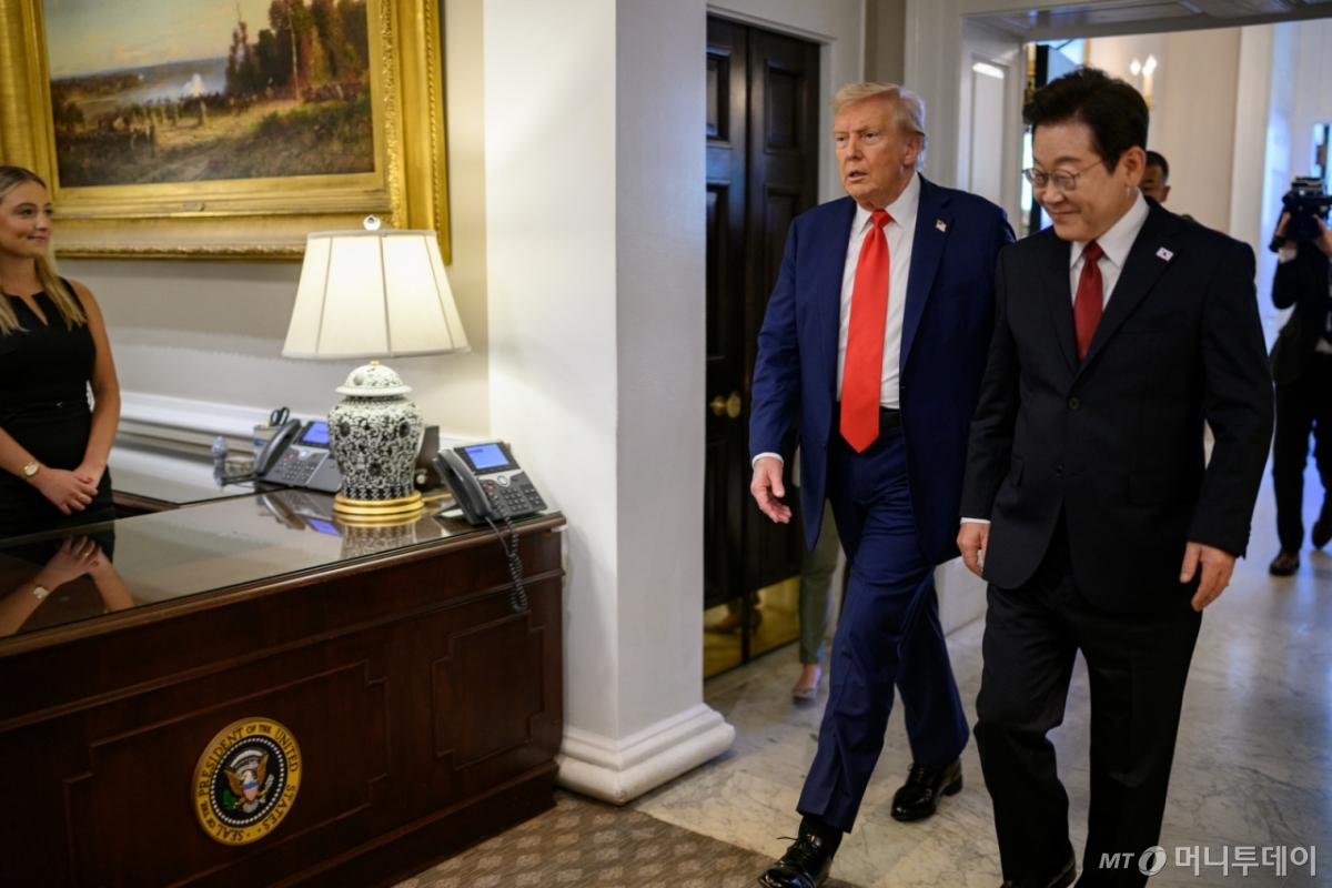 (워싱턴=뉴스1) 류정민 특파원 = 지난 8월 25일(현지시간) 이재명 대통령이 백악관 입구에서 도널드 트럼프 미국 대통령의 영접을 받은 후 이동하고 있다.2025.08.31.(백악관 제공. 재판매 및 DB금지)  Copyright © 뉴스1. All rights reserved. 무단 전재 및 재배포,  AI학습 이용 금지. 