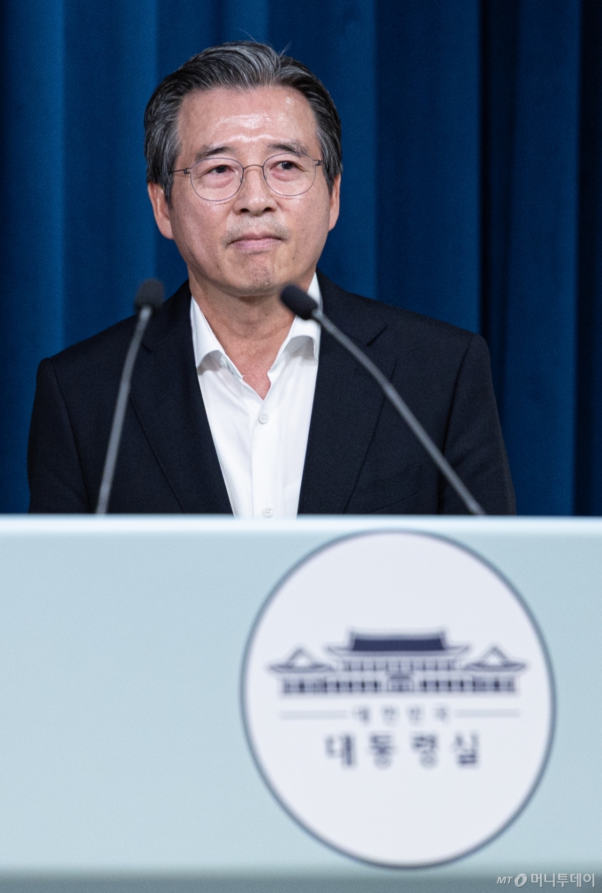 (서울=뉴스1) 이재명 기자 = 김용범 대통령실 정책실장이 10일 서울 용산 대통령실 청사에서 RE100 산단 관련 브리핑을 하기 위해 입장하고 있다. 2025.7.10/뉴스1  Copyright © 뉴스1. All rights reserved. 무단 전재 및 재배포,  AI학습 이용 금지. /사진=(서울=뉴스1) 이재명 기자