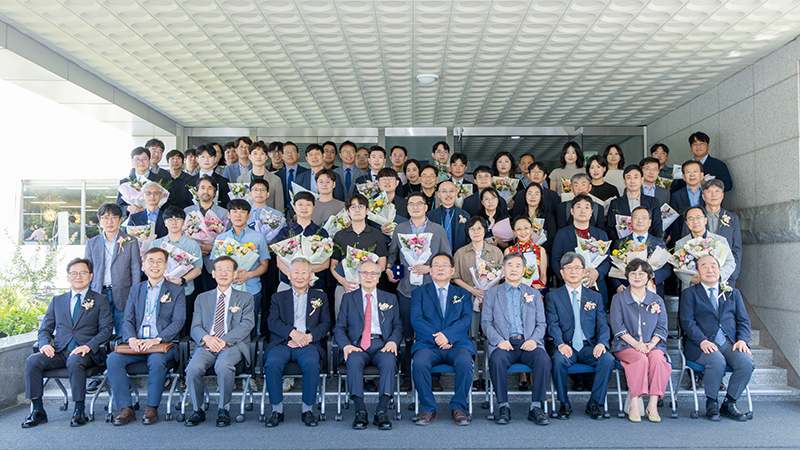 화학연 제49주년 창립기념식에서 이영국 원장과 전임 원장 및 수상자를 포함한 임직원들이 기념 촬영을 하고 있다. /사진=한국화학연구원